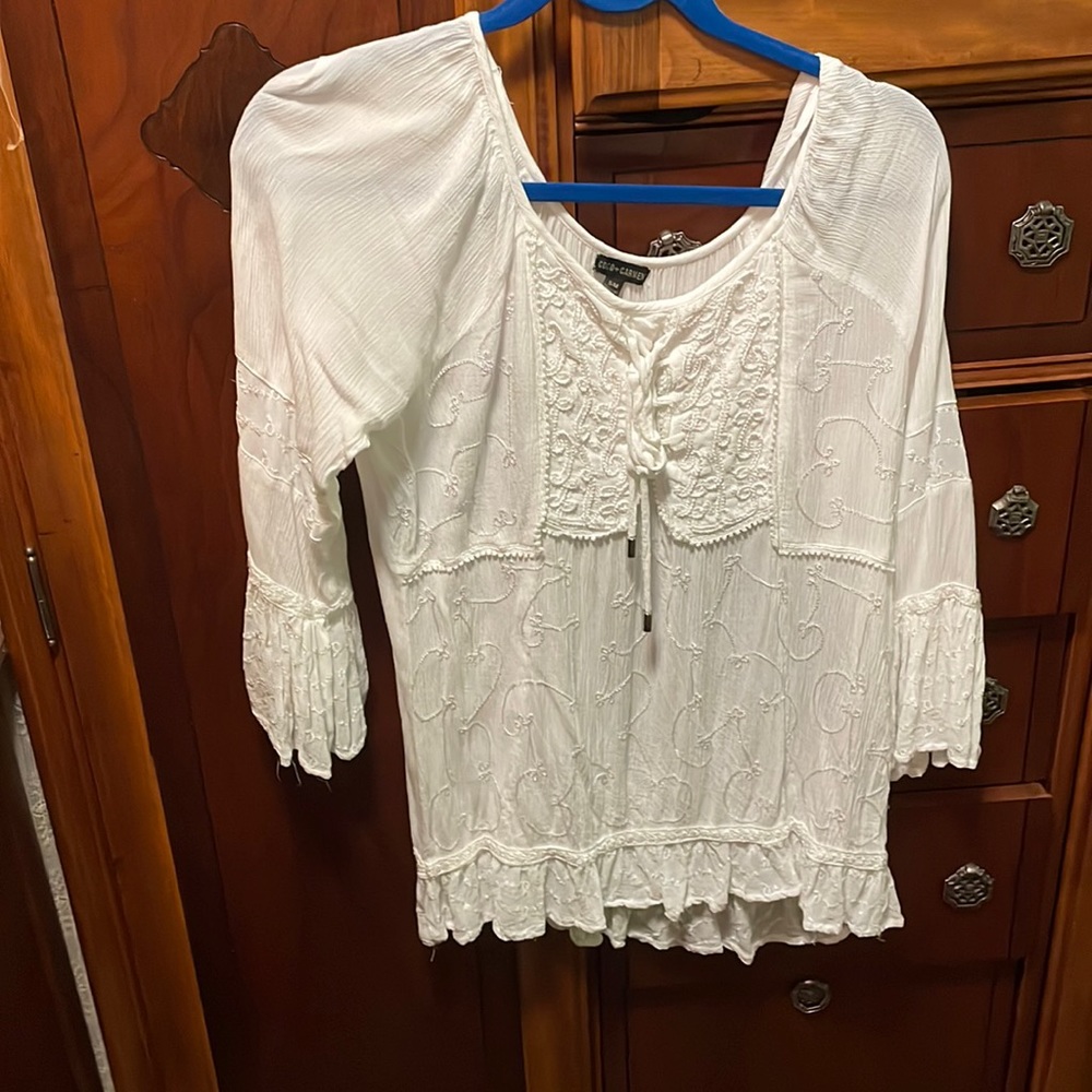 A long thin shirt with lace embroidered